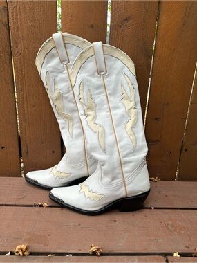 Wandering Coyote White Leather Western Cowboy Boots with Cream Detailing